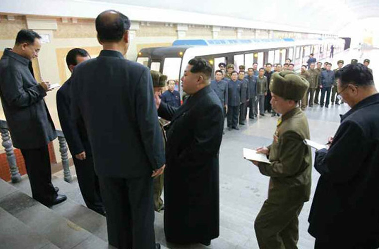 Lanh dao Kim Jong-un thi sat doan tau dien ngam moi-Hinh-2